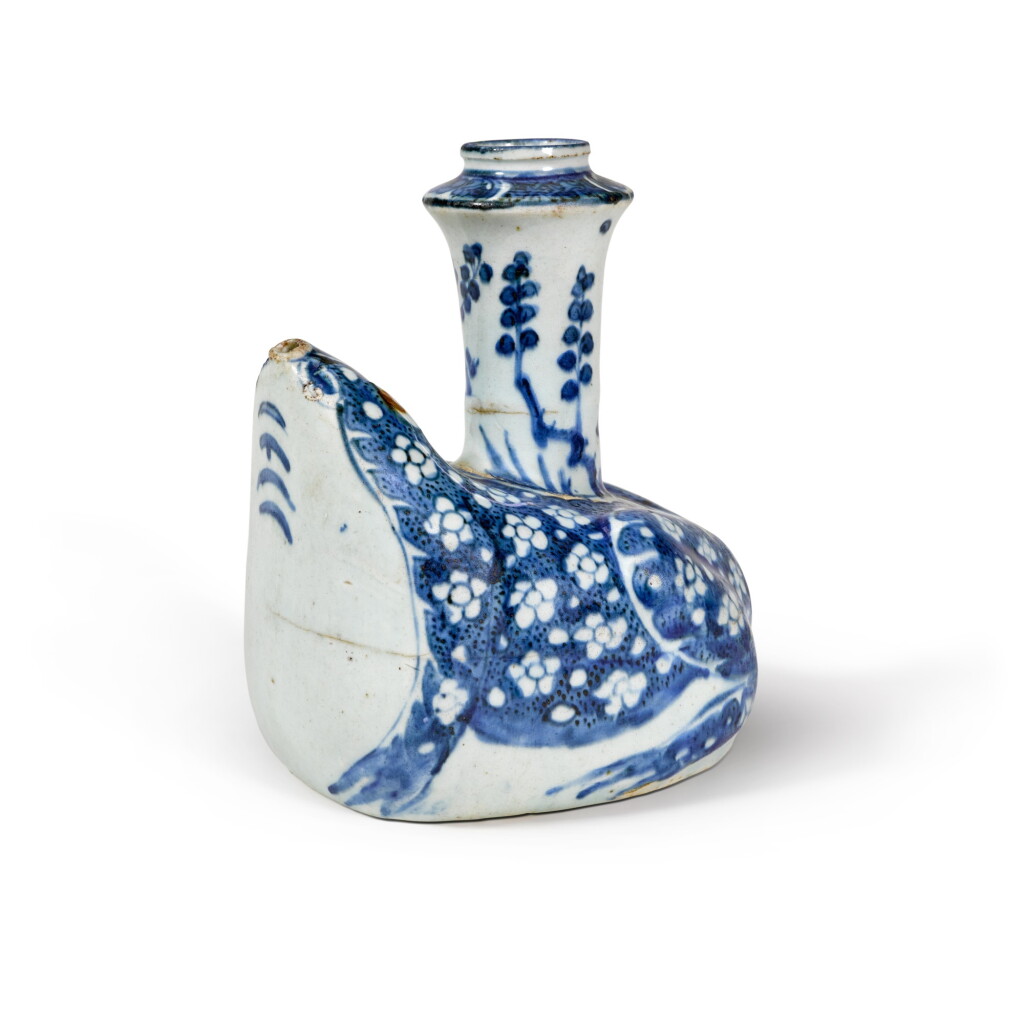 View full screen - View 1 of Lot 49. A blue and white ‘toad' kendi, Ming dynasty, Wanli period | 明萬曆 青花蛙形軍持.