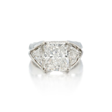 View full screen - View 1 of Lot 405. Diamond Ring.