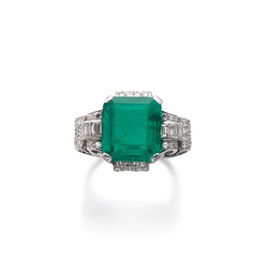 View full screen - View 1 of Lot 257. Emerald and diamond ring | 祖母綠及鑽石戒指.