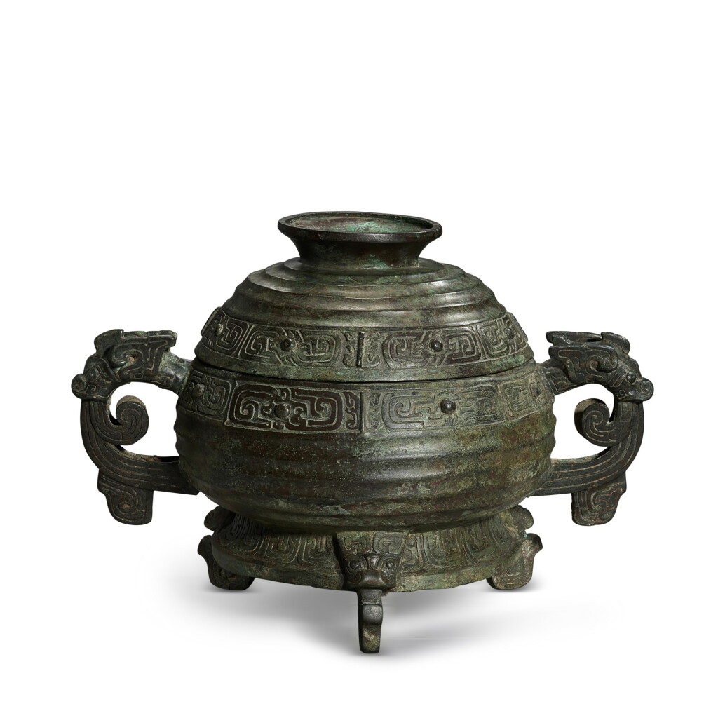 View full screen - View 1 of Lot 815. A large archaic bronze ritual food vessel and cover, gui Western Zhou dynasty | 西周 青銅獸耳龍紋蓋簋.