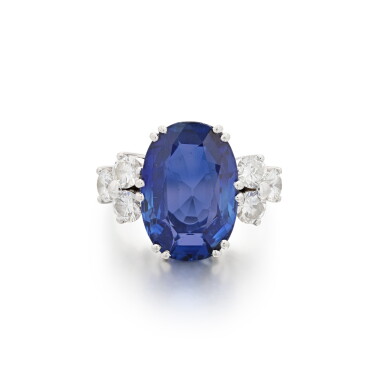 View full screen - View 1 of Lot 49. Bague saphir et diamants | Sapphire and diamond ring .
