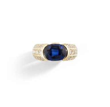 View full screen - View 1 of Lot 97. O.J. PERRIN | BAGUE SAPHIR ET DIAMANTS | SAPPHIRE AND DIAMOND RING.