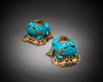 Paire de grenouilles en porcelaine à glaçure turquoise, Dynastie Qing, époque Kangxi (1662-1722) et bronze doré de style Louis XV, par L'Escalier de cristal, seconde moitié du XIXe siècle