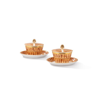 View full screen - View 1 of Lot 1116. A pair of Paris porcelain covered butter dishes, late 19th century | Paire de beurriers couverts en porcelaine de Paris, fin du XIXe siècle.