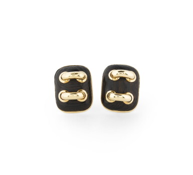 View full screen - View 1 of Lot 76. SEAMAN SCHEPPS | PAIRE DE CLIPS D'OREILLE BOIS ET OR | PAIR OF WOOD AND GOLD EARCLIPS.
