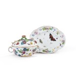 Ecuelle à deux anses, son couvercle et son présentoir à fleurs incrustées en porcelaine de Meissen, vers 1750