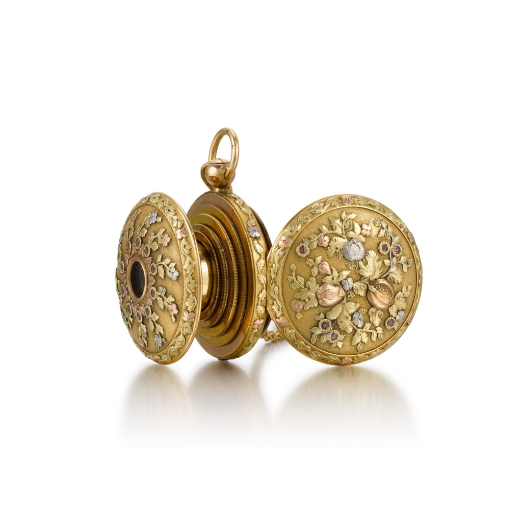 View full screen - View 1 of Lot 82. A jewelled three-coloured gold extending telescope, and a two-coloured gold openwork coin purse, early 19th century and later,.