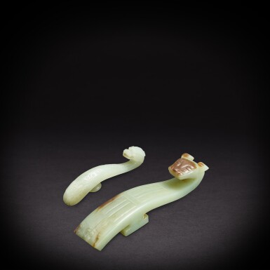 View full screen - View 1 of Lot 6930. Two jade 'dragon' belt hooks, Qing dynasty, 18th - 19th century | 清十八至十九世紀 青玉及白玉龍首帶鉤兩件.