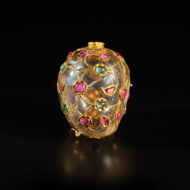 全螢幕檢視 - 查看21A Mughal rock crystal mango-shaped flask inlaid with rubies and emeralds set in gold, India, Mughal, mid-17th century的1