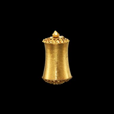 View full screen - View 1 of Lot 1055. Cylindrical ear ornament made of gold sheet with decorative serrated ends and granular ornamentation Myanmar, Pagan period, 11th century | 緬甸蒲甘王國 十一世紀 筒形金耳飾.