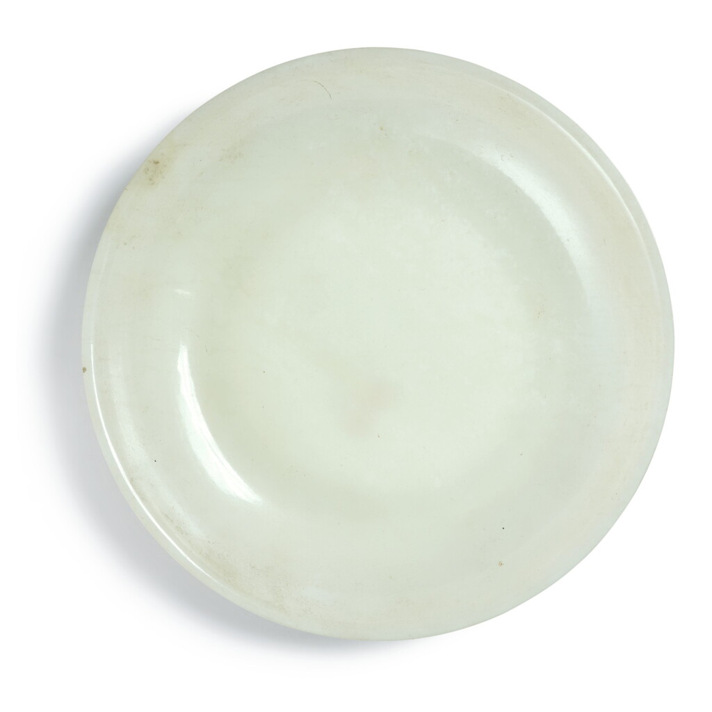 View full screen - View 1 of Lot 3. A white jade dish, Qing dynasty, 18th / 19th century | 清十八 / 十九世紀 白玉盤.
