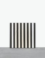 Peinture acrylique blanche sur tissu rayé blanc et noir