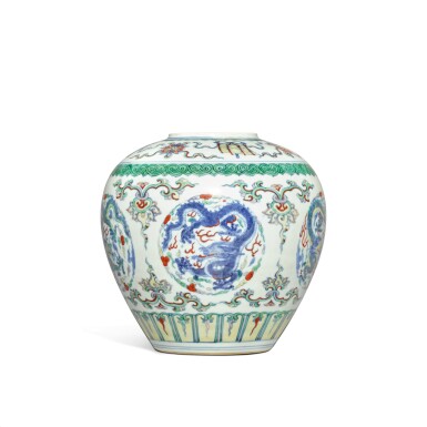 View full screen - View 1 of Lot 402. A rare doucai 'dragon' jar, Mark and period of Yongzheng | 清雍正 闘彩團雲龍紋罐 《大清雍正年製》款.