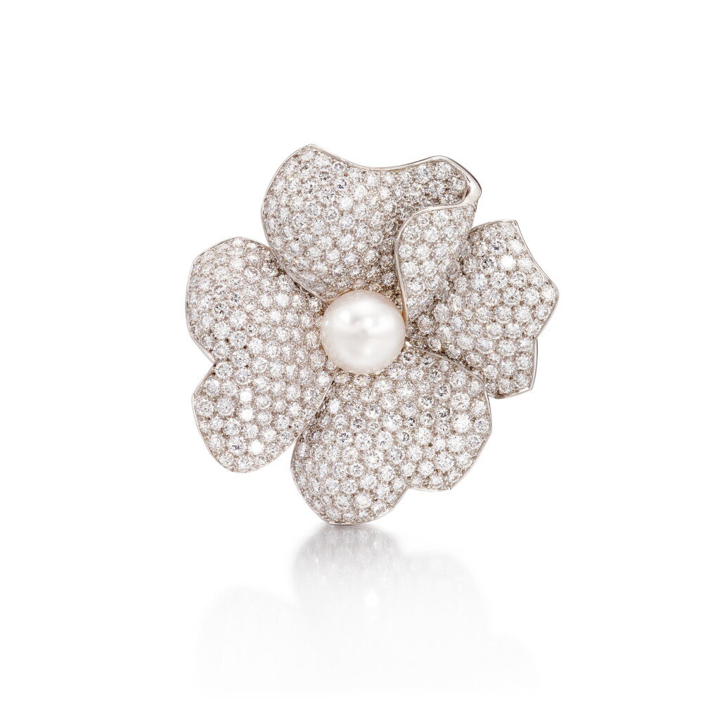 View full screen - View 1 of Lot 1640. Diamond and Cultured Pearl Clip Brooch | 卡地亞 | 鑽石 配 養殖珍珠 胸針.