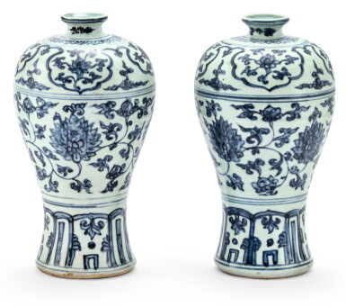 View full screen - View 1 of Lot 11. PAIRE DE VASES EN PORCELAINE BLEU BLANC DYNASTIE MING, XVIE SIÈCLE | 明十六世紀 青花纏枝蓮紋梅瓶一對 | A pair of blue and white vases, meiping, Ming Dynasty, 16th century.