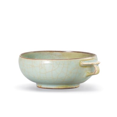 View full screen - View 1 of Lot 10. An extremely rare Guan handled cup, Southern Song dynasty | 南宋 官窰單把盃.