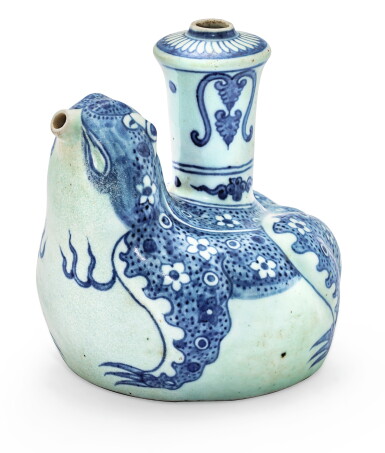 View full screen - View 1 of Lot 7. KENDI EN PORCELAINE BLEU BLANC DYNASTIE MING, XVIE - XVIIE SIÈCLE | 明十六至十七世紀 青花蛙式軍持 | A blue and white 'toad' kendi, Ming Dynasty, 16th-17th century.