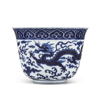 View full screen - View 1 of Lot 514. An exceptionally rare Ming-style blue and white 'dragon' bowl, Qing dynasty, Qianlong period, dated to the 7th year, corresponding to 1742 | 清乾隆七年(1742年) 青花雲龍趕珠紋盌 《康字號七年樣》款.