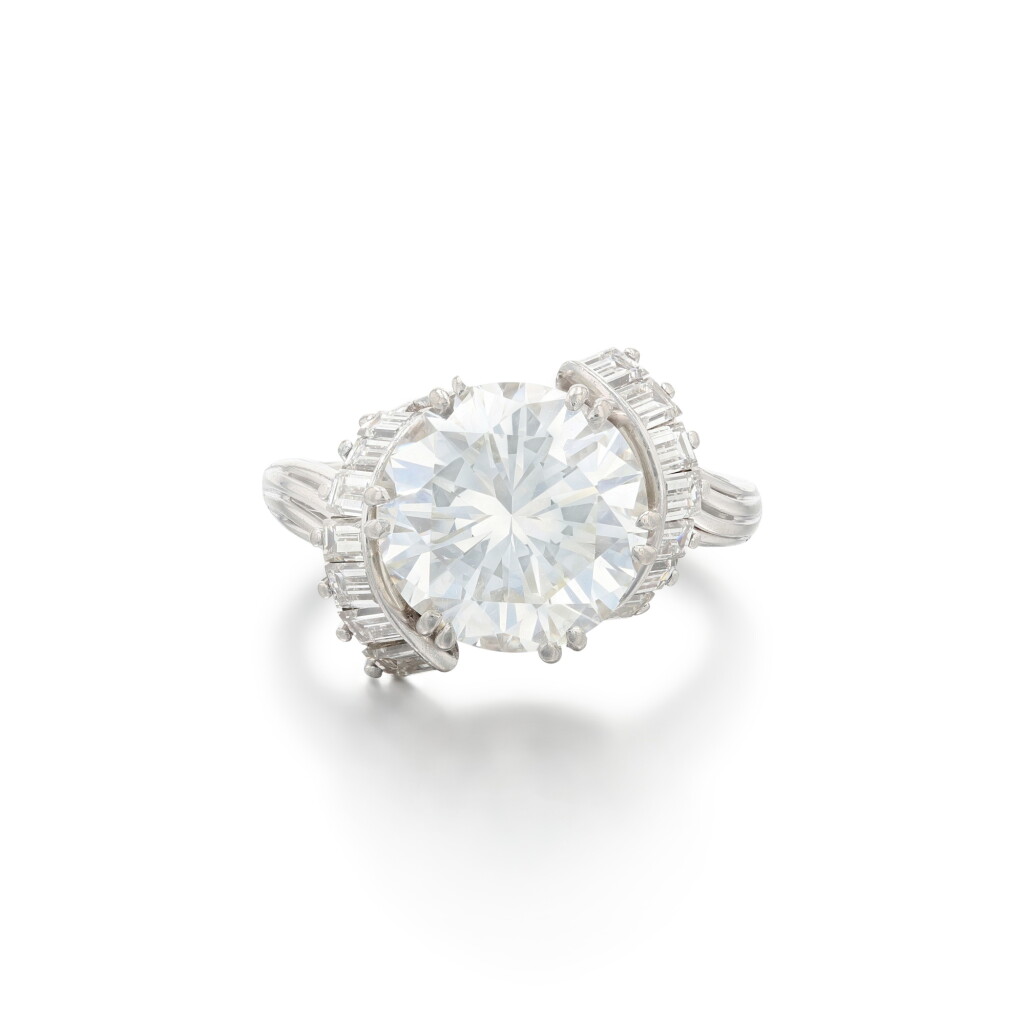 View full screen - View 1 of Lot 111. Bague diamant | Diamond ring.