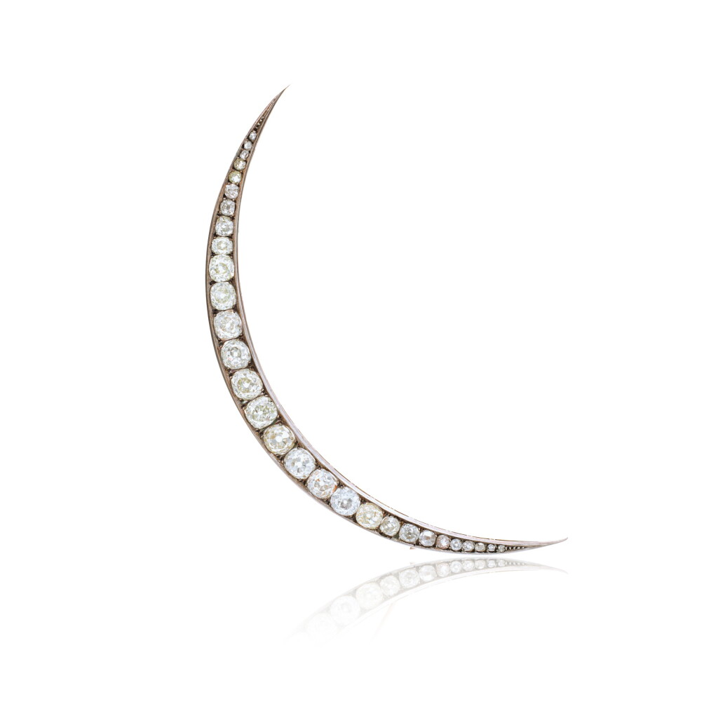 View full screen - View 1 of Lot 611. Diamond Brooch.
