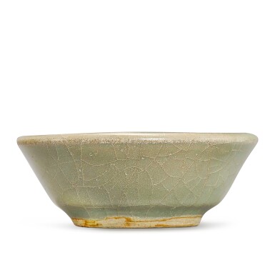 View full screen - View 1 of Lot 305. A LONGQUAN CELADON WASHER SOUTHERN SONG DYNASTY 南宋 龍泉青釉洗.