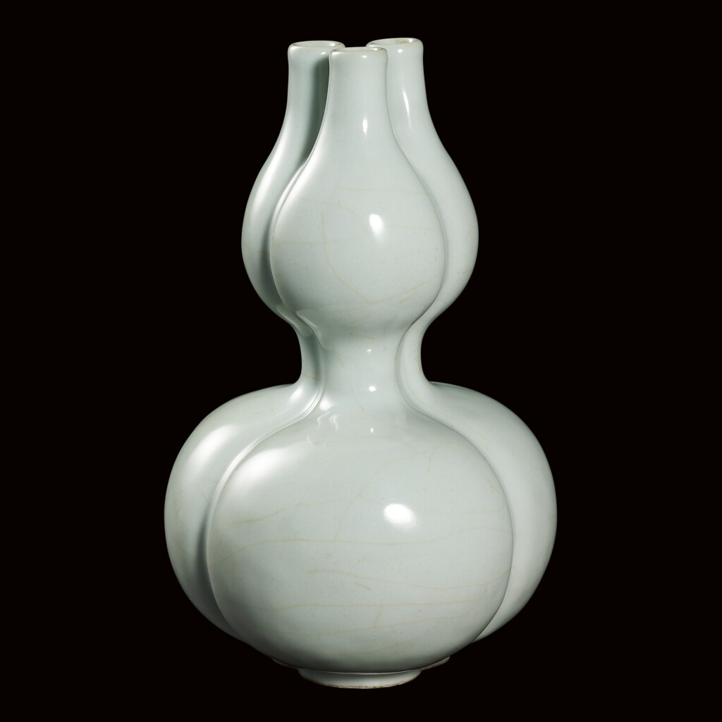 View full screen - View 1 of Lot 14. A GUAN-TYPE TRIPLE-SPOUTED 'DOUBLE-GOURD' VASE SEAL MARK AND PERIOD OF QIANLONG | 清乾隆 仿官釉三連葫蘆尊 《大清乾隆年製》款.