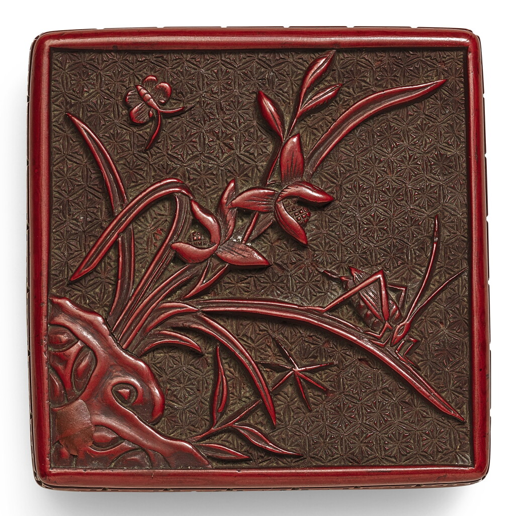 全萤幕检视 - 查看364A SMALL CARVED CINNABAR LACQUER BOX AND COVER QING DYNASTY, 18TH/19TH CENTURY | 清十八/十九世紀 剔紅花蝶紋四方蓋盒的1
