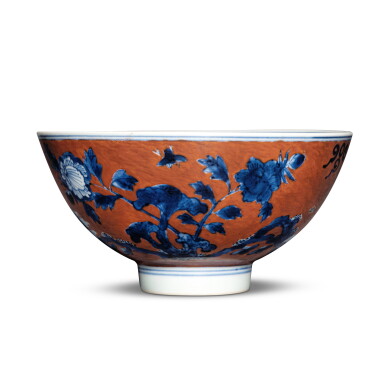 View full screen - View 1 of Lot 10. An iron-red-ground blue and white 'floral' bowl, Qing dynasty, Kangxi period | 清康熙 礬紅地青花花卉紋盌.