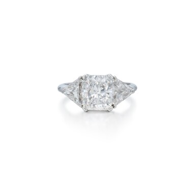 View full screen - View 1 of Lot 512. Diamond Ring.