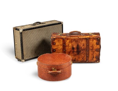 View full screen - View 1 of Lot 1110. Lot comprising a Goyard suitcase with a KL monogram, circa 1960-1980 and a crocodile hat box, first half 20th century | Lot comprenant une valise Goyard monogrammée KL, vers 1960-1980 et une boîte à chapeau en crocodile de la première moitié du XXe siècle.