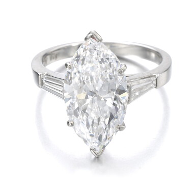 View full screen - View 1 of Lot 1017. Diamond ring.