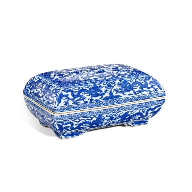 View full screen - View 1 of Lot 3324. A blue and white 'dragon' box and cover, Mark and period of Wanli | 明萬曆 青花龍紋蓋盒 《大明萬曆年製》款.