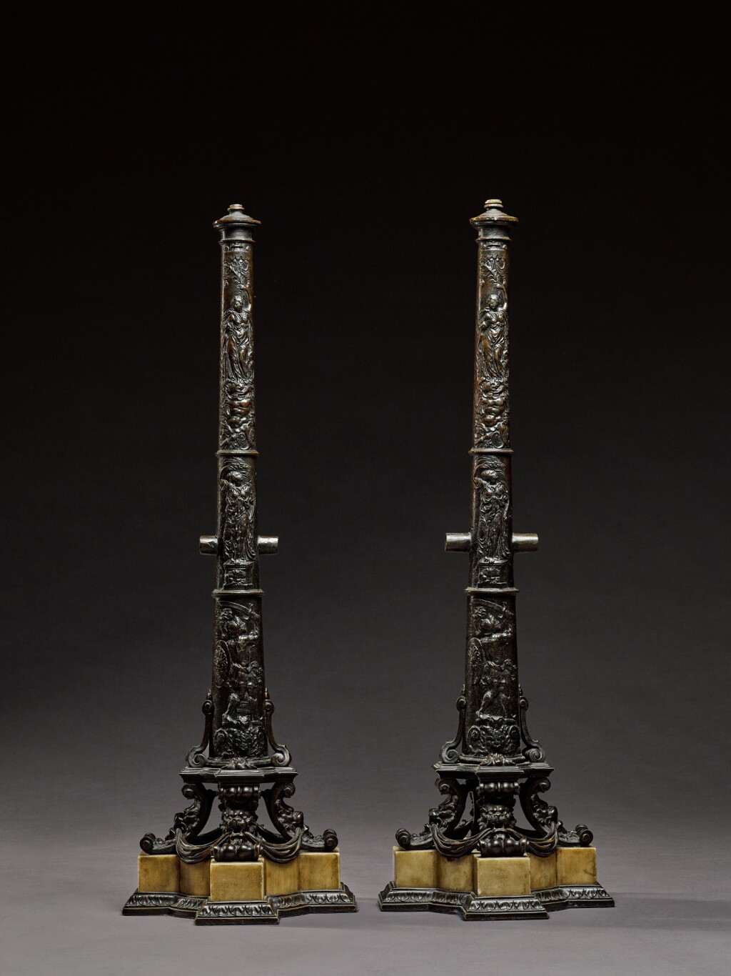View full screen - View 1 of Lot 72. A pair of Italian bronze saluting cannons, Venice, late 16th or 17th century, one with inscription in relief "DE CHAPEL L***S".