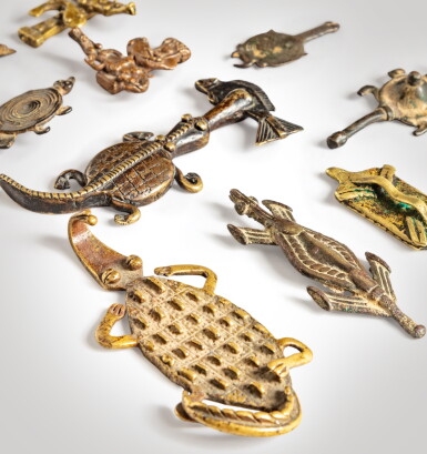 View full screen - View 1 of Lot 183. Ensemble de dix pendentifs et poids à peser l'or tortues et crocodiles, Akan, Ghana, Gan, Burkina Faso et Kotoko, Tchad | Group of ten Turtles and Crocodiles Pendants and Gold Weights, Akan, Ghana, Gan, Burkina Faso and Kotoko, Chad.