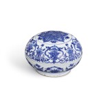 A blue and white ‘longevity’ box and cover, 17th century 十七世紀 青花團花捧壽圓蓋盒