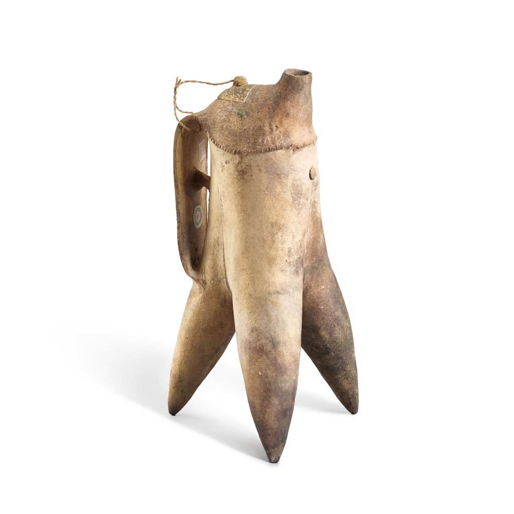 View full screen - View 1 of Lot 828. A white pottery tripod ewer Early Bronze Age, Xia dynasty, 2nd millennium B.C. 青銅時代初 白陶盉.