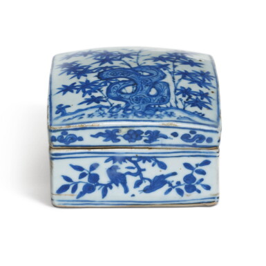 View full screen - View 1 of Lot 293. A SMALL BLUE AND WHITE BOX AND COVER, MING DYNASTY, WANLI PERIOD | 明萬曆 青花竹石紋方蓋盒.