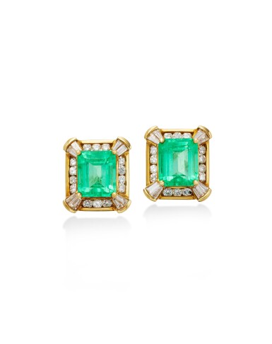 View full screen - View 1 of Lot 2000. Pair of Emerald and Diamond Ear Clips | 祖母綠 配 鑽石 耳夾一對.