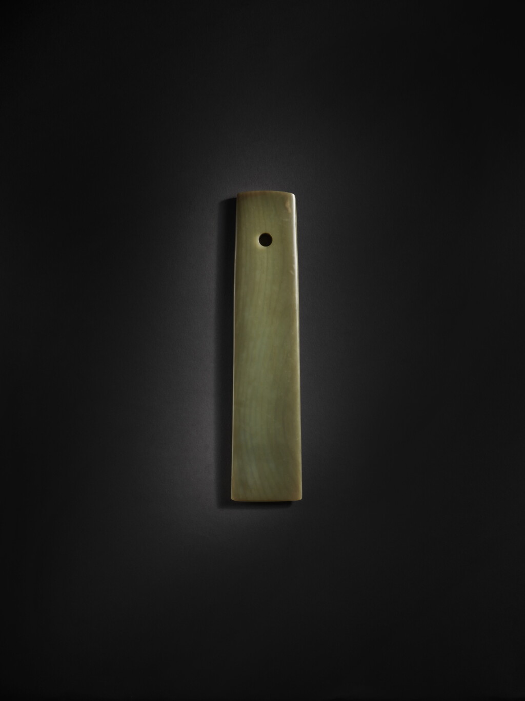 View full screen - View 1 of Lot 205. An archaic green jade ceremonial blade (Gui), Shang dynasty | 商 玉圭.
