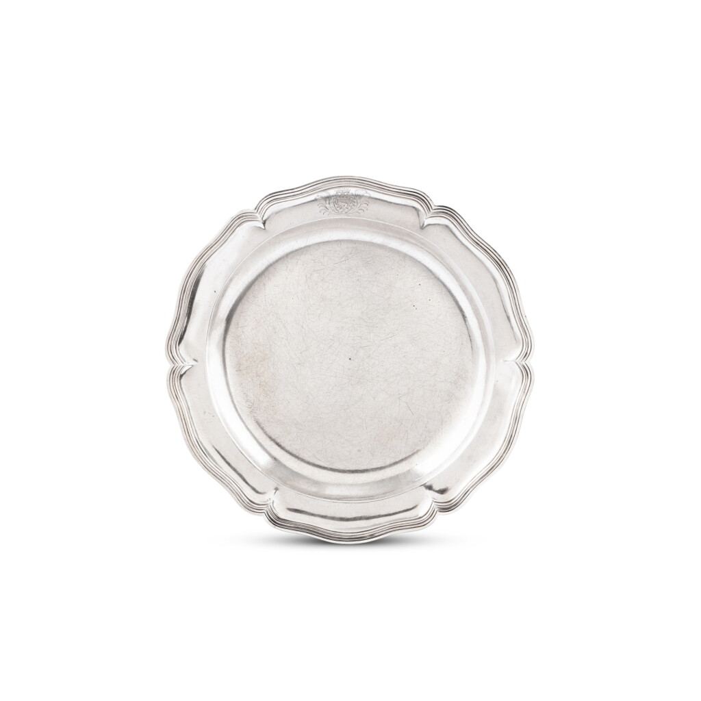 Voir en plein écran - Voir 1 du lot 101. A large silver dish, Jean-Baptiste Baube, Tours, 1750-1768 | Grand plat rond en argent par Jean-Baptiste Baube, Tours, 1750-1768.