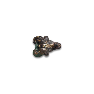 View full screen - View 1 of Lot 739. A gold and silver-inlaid bronze 'chilong' belt hook, Eastern Zhou dynasty, Spring and Autumn period | 東周春秋 銅錯金銀螭龍紋帶鉤.