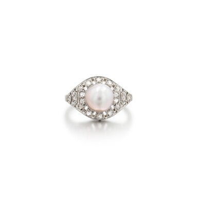 View full screen - View 1 of Lot 20. Bague perle fine et diamants | Natural pearl and diamond ring.