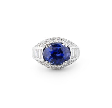 View full screen - View 1 of Lot 221. Bague saphir à changement de couleur et diamants | Colour-change sapphire and diamond ring.