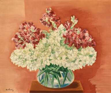 View full screen - View 1 of Lot 84. Fleurs blanches et grenat dans un vase transparent.