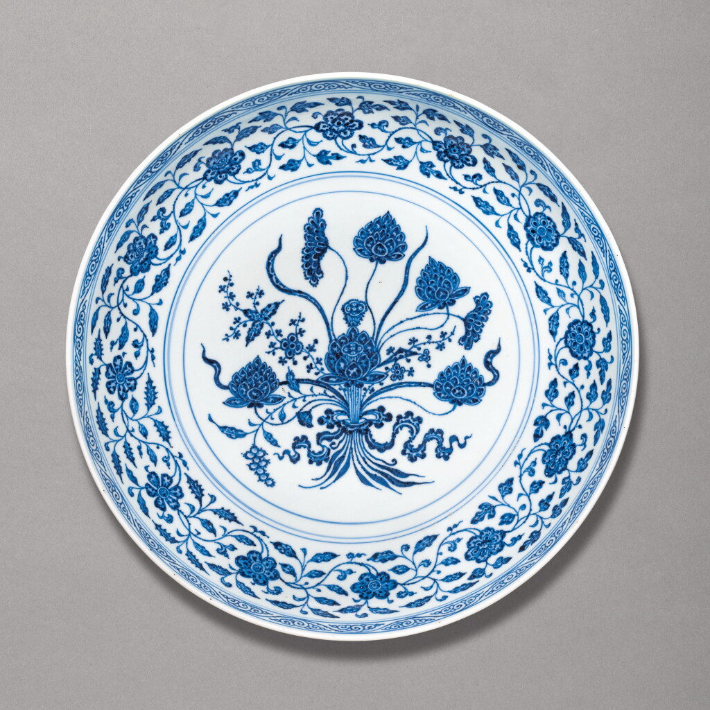 View full screen - View 1 of Lot 33. A FINE BLUE AND WHITE 'LOTUS BOUQUET' DISH, YONGZHENG MARK AND PERIOD | 清雍正 青花一把蓮紋盤 《大清雍正年製》款.