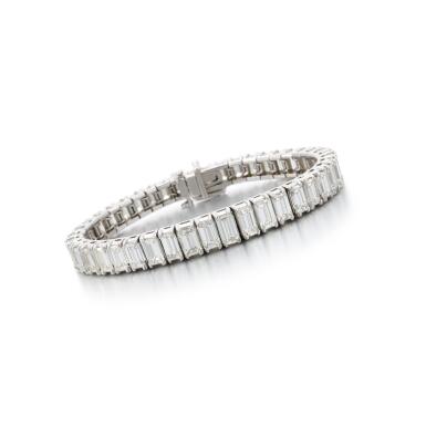 View full screen - View 1 of Lot 255. Bracciale in diamanti taglio smeraldo.