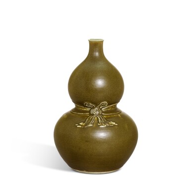 View full screen - View 1 of Lot 617. A teadust-glazed double-gourd vase, Qing dynasty, 19th century | 清十九世紀 茶葉末釉綬帶葫蘆瓶 《大清乾隆年製》仿款.