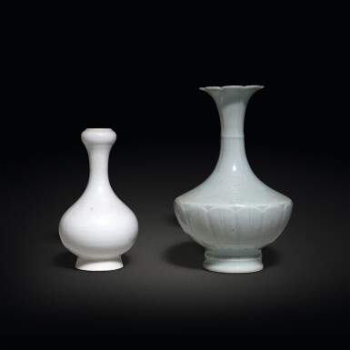 View full screen - View 1 of Lot 576. Two monochrome-glazed bottle vases, Qing dynasty | 清 單色釉瓶一組兩件.