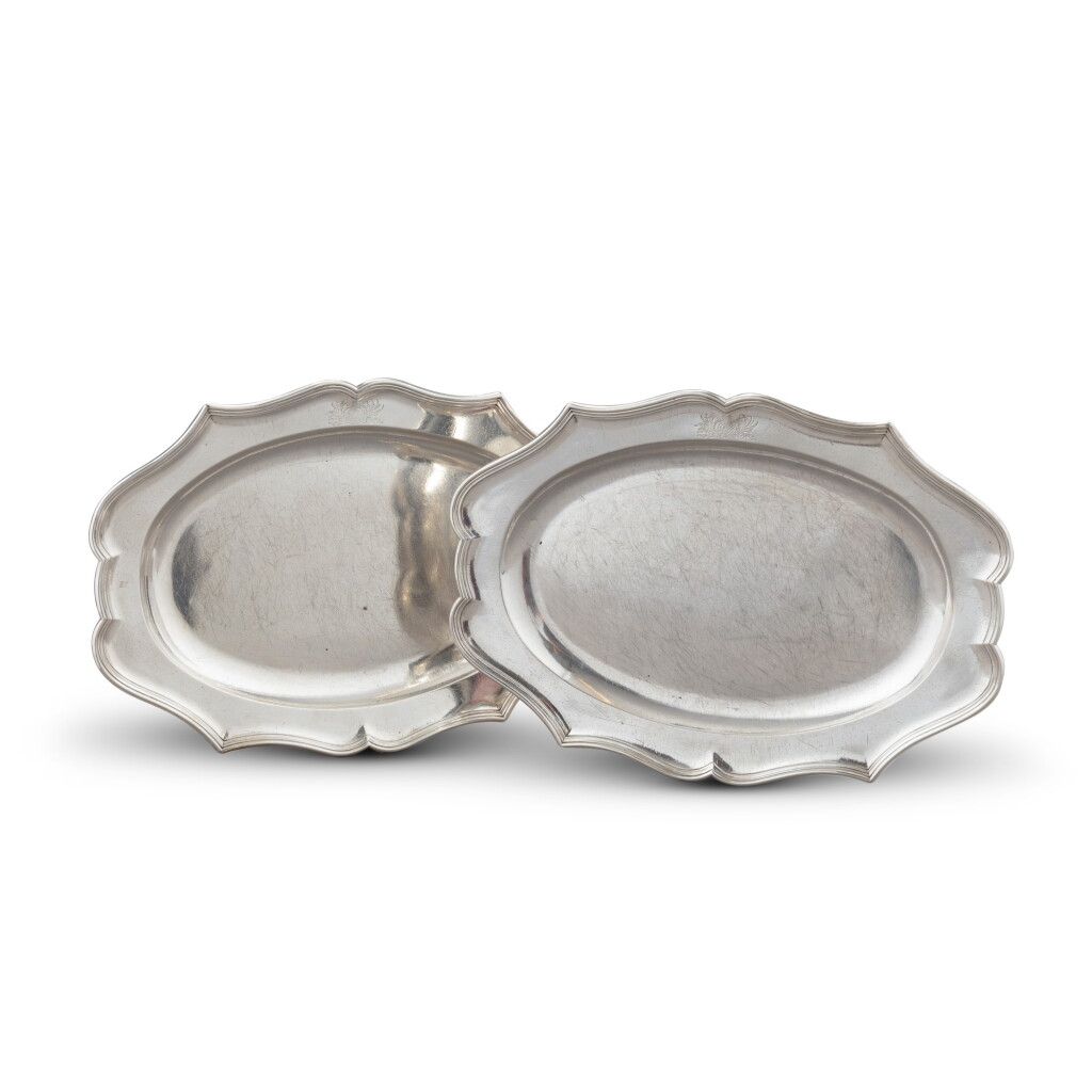 View full screen - View 1 of Lot 87. A pair of George III large oval armorial silver dishes, John Wakelin & William Taylor, London, 1788 | Paire de grands plats ovales armoiriés en argent par John Wakelin & William Taylor, Londres, 1788.