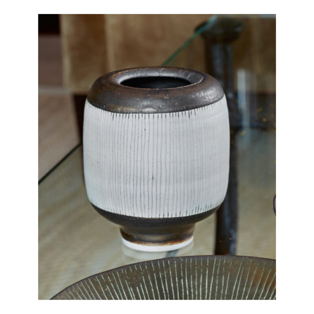 View full screen - View 1 of Lot 7. Vase.